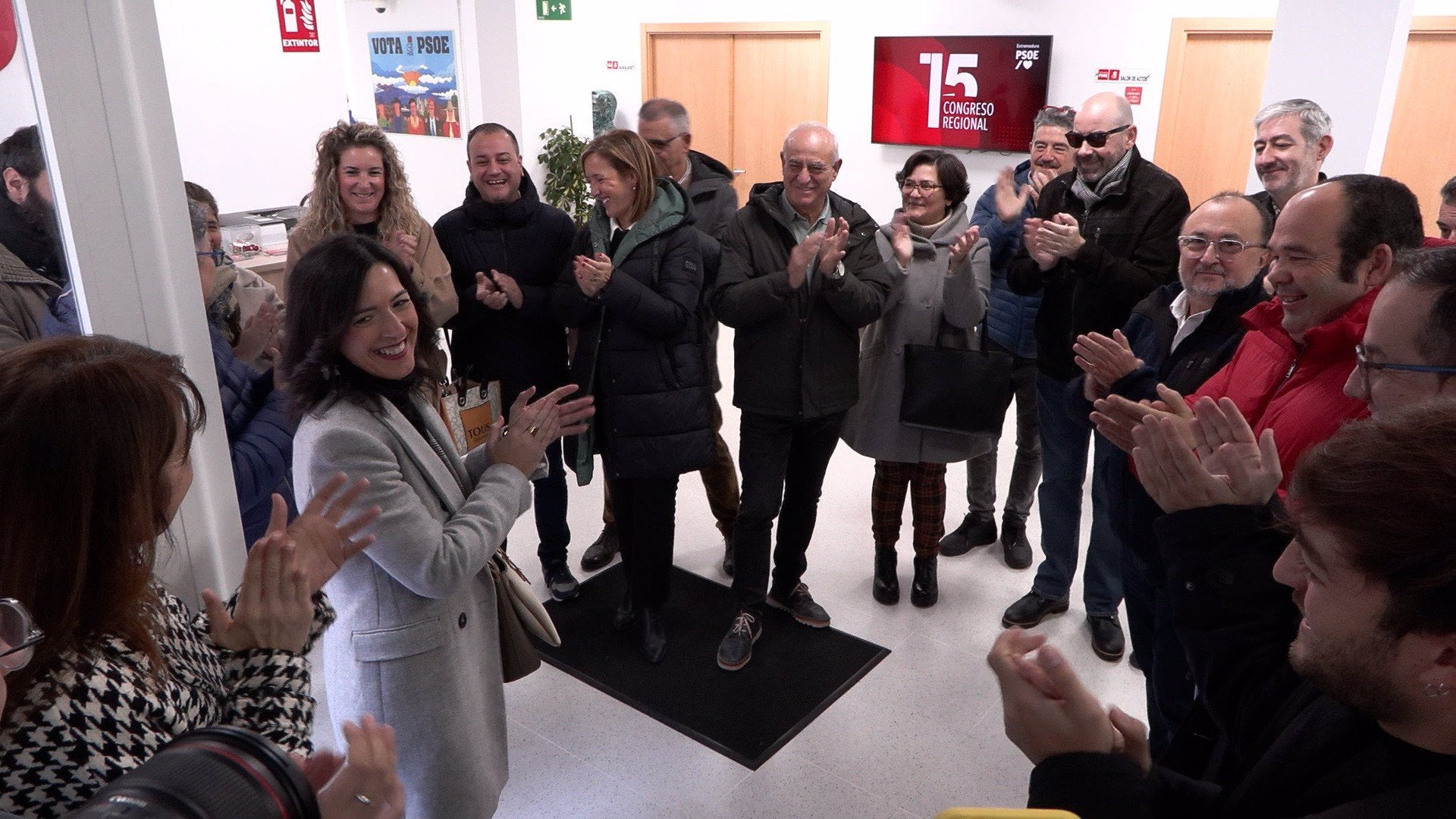 Gutiérrez entrega el máximo de avales para optar a liderar el PSOE extremeño desde el respeto y en busca de la "integración" Gutiérrez entrega el máximo de avales para optar a liderar el PSOE extremeño desde el respeto y en busca de la "integración"