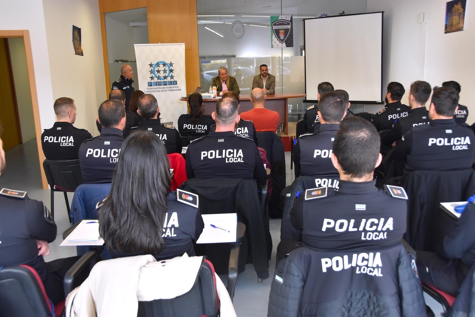 Fempex rechaza la reforma de la ley de policías locales pactada por Vox y PP "a espaldas de los ayuntamientos" Fempex rechaza la reforma de la ley de policías locales pactada por Vox y PP "a espaldas de los ayuntamientos"