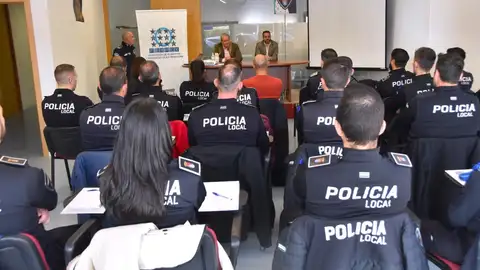 Fempex rechaza la reforma de la ley de policías locales pactada por Vox y PP "a espaldas de los ayuntamientos" Fempex rechaza la reforma de la ley de policías locales pactada por Vox y PP "a espaldas de los ayuntamientos"