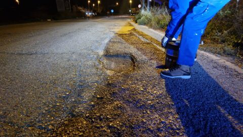 Vecinos de Orihuela costa tapan los baches de su calle ante la falta de conservaci&oacute;n del Ayuntamiento