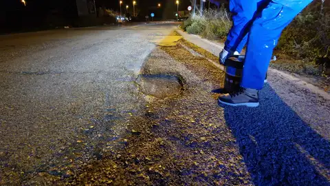 Vecinos de Orihuela costa tapan los baches de su calle ante la falta de conservación del Ayuntamiento Vecinos de Orihuela costa tapan los baches de su calle ante la falta de conservación del Ayuntamiento