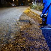 Vecinos de Orihuela costa tapan los baches de su calle ante la falta de conservación del Ayuntamiento
