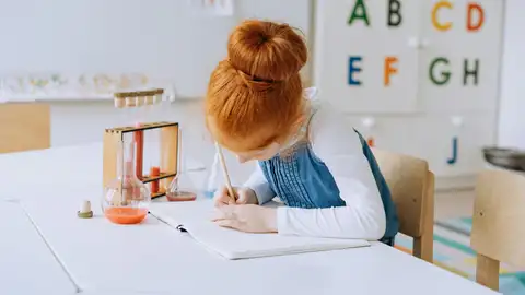 Una niña concentrada. Una niña concentrada.