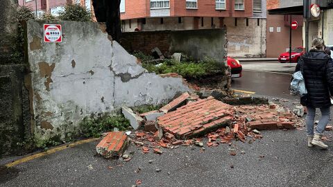 Se derrumba un muro en el acceso al Colegio P&uacute;blico Miguel de Cervantes de Gij&oacute;n