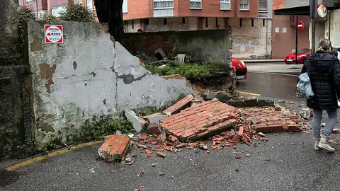Se derrumba un muro en el acceso al Colegio Público Miguel de Cervantes de Gijón Se derrumba un muro en el acceso al Colegio Público Miguel de Cervantes de Gijón