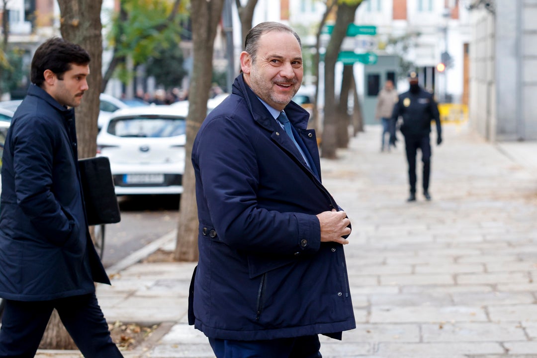 El vía crucis judicial para el Gobierno empieza con la declaración de Ábalos en el Supremo por el caso Koldo El vía crucis judicial para el Gobierno empieza con la declaración de Ábalos en el Supremo por el caso Koldo
