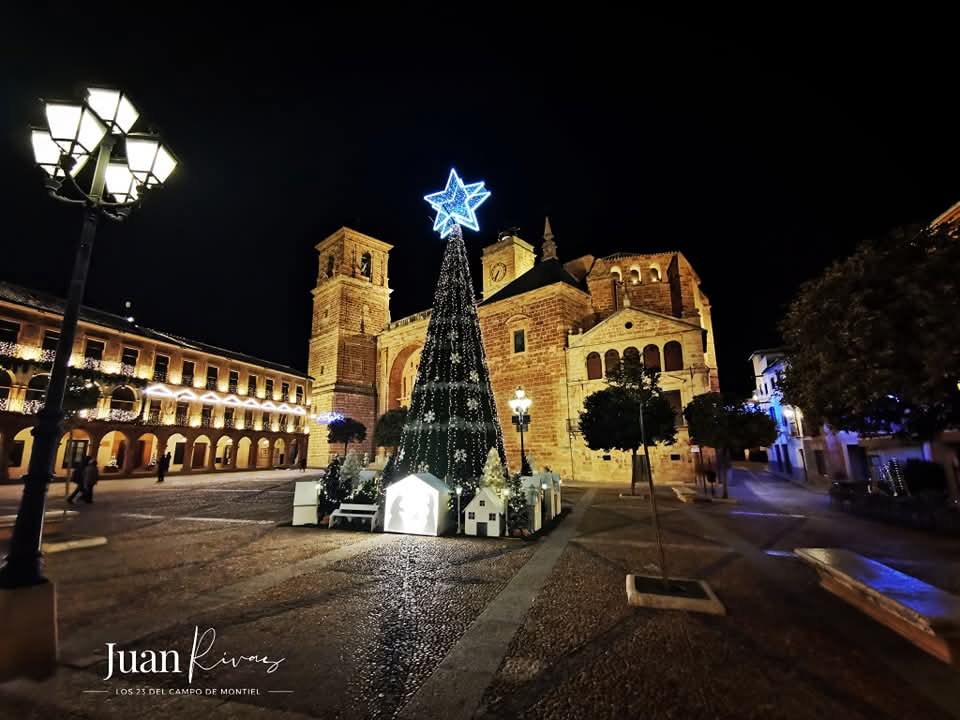 Villanueva de los Infantes ofrece estos días un paseo por un escenario de "cuento de Navidad" Villanueva de los Infantes ofrece estos días un paseo por un escenario de "cuento de Navidad"