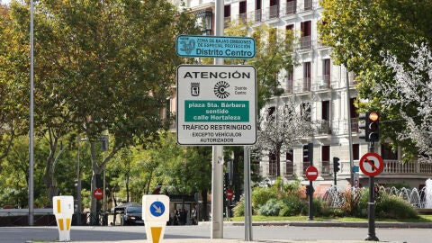 Cartel que indica el inicio de una zona de najas emisiones. 