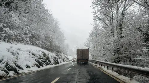 Un camión circula por una carretera Un camión circula por una carretera