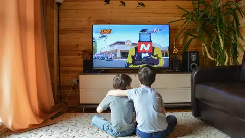 Niños viendo la televisión. Niños viendo la televisión.
