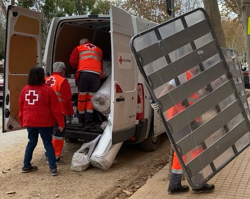 Una mañana con Cruz Roja tras la DANA: "No tenemos nada. Lo hemos perdido todo" Una mañana con Cruz Roja tras la DANA: "No tenemos nada. Lo hemos perdido todo"