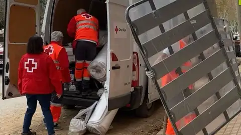 Un equipo de Cruz Roja entrega ayuda en el Barrio Orba de Alfafar Un equipo de Cruz Roja entrega ayuda en el Barrio Orba de Alfafar