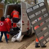 Un equipo de Cruz Roja entrega ayuda en el Barrio Orba de Alfafar Un equipo de Cruz Roja entrega ayuda en el Barrio Orba de Alfafar