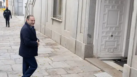 La inverosímil estrategia de Ábalos ante el juez: ¿Es creíble desvincularse de Koldo, su asesor de máxima confianza? La inverosímil estrategia de Ábalos ante el juez: ¿Es creíble desvincularse de Koldo, su asesor de máxima confianza?