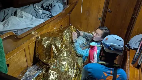 Yasmine atendida por los miembros de Compass Collective Yasmine atendida por los miembros de Compass Collective