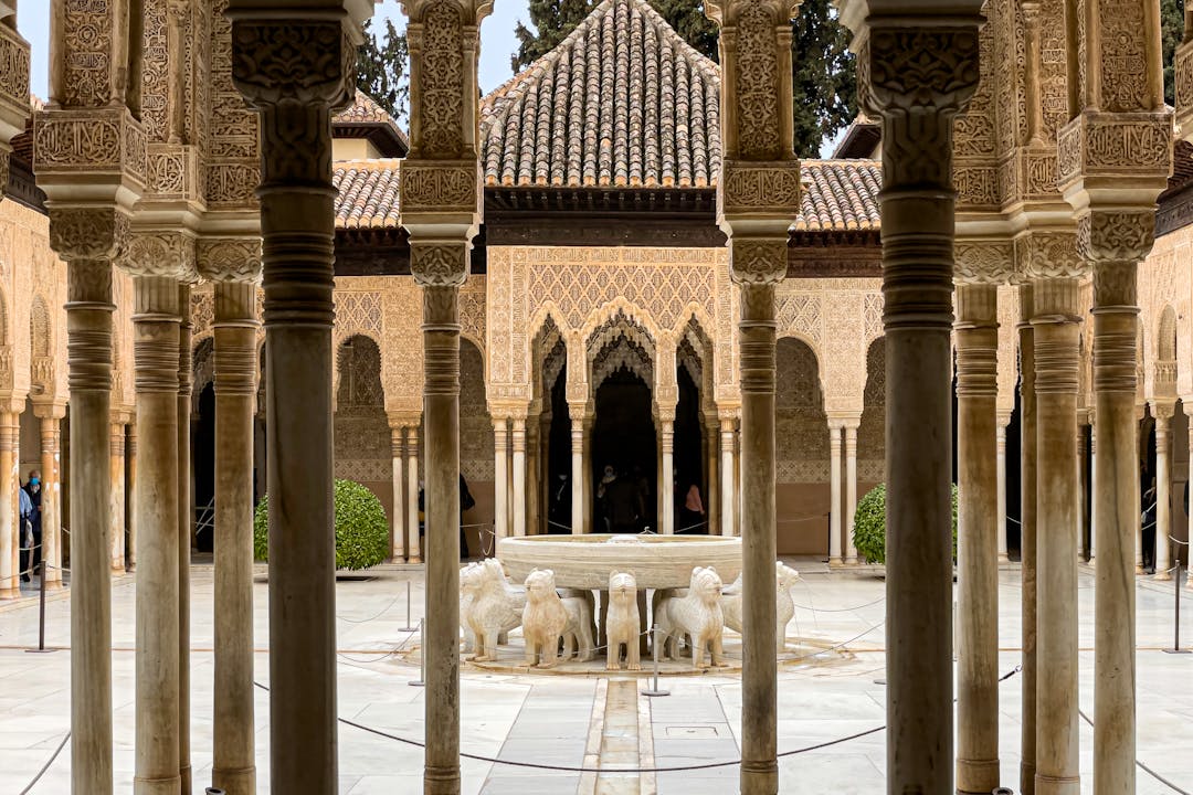 Geometría y ciencia, lenguaje vivo en la Alhambra de Granada Geometría y ciencia, lenguaje vivo en la Alhambra de Granada