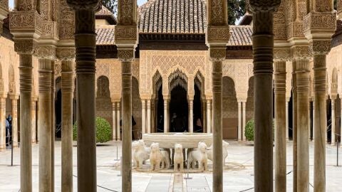 Imagen del patio de los leones de la Alhambra de Granada