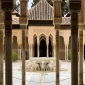 Imagen del patio de los leones de la Alhambra de Granada