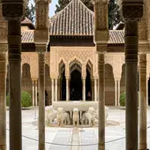 Imagen del patio de los leones de la Alhambra de Granada Imagen del patio de los leones de la Alhambra de Granada