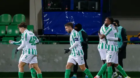 Los jugadores béticos celebran su gol ante el Petrocub. Los jugadores béticos celebran su gol ante el Petrocub.