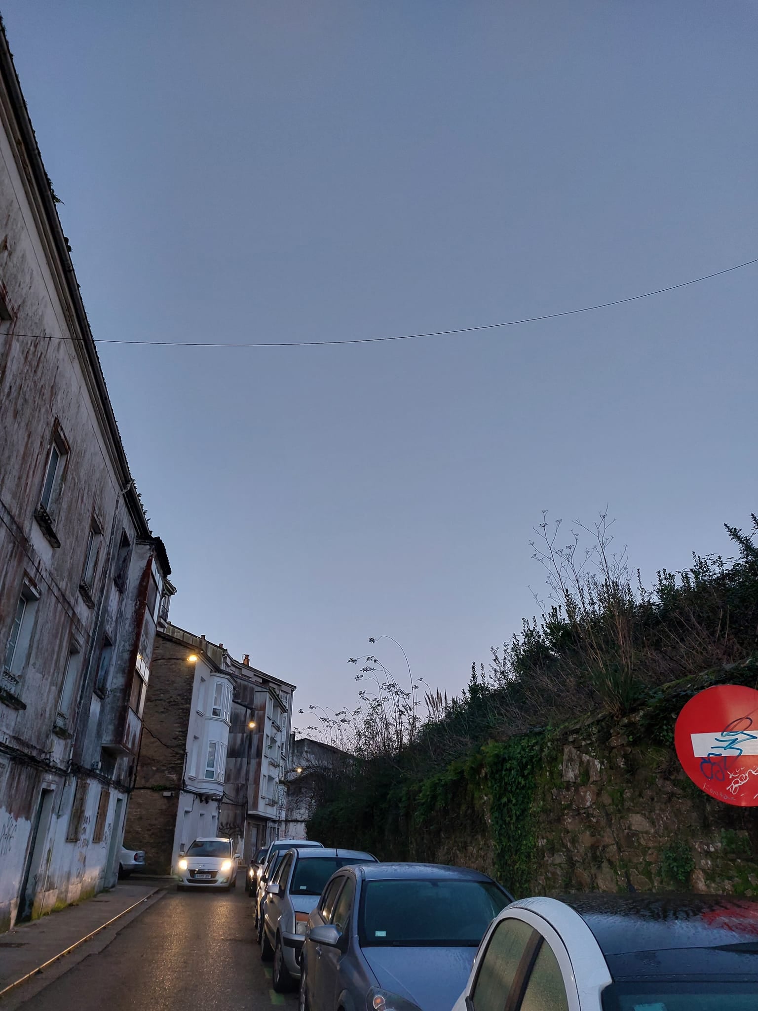 Vecinos de Pontepedriña señalan que el muro de la rúa Vedra "no puede seguri así" porque "cada día tiene más grietas" y piden que Adif ceda el terreno y se haga "una zona ajardinada al estilo de Carreira do Conde" Vecinos de Pontepedriña señalan que el muro de la rúa Vedra "no puede seguri así" porque "cada día tiene más grietas" y piden que Adif ceda el terreno y se haga "una zona ajardinada al estilo de Carreira do Conde"