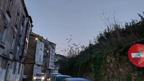 Vecinos de Pontepedriña señalan que el muro de la rúa Vedra "no puede seguri así" porque "cada día tiene más grietas" y piden que Adif ceda el terreno y se haga "una zona ajardinada al estilo de Carreira do Conde" Vecinos de Pontepedriña señalan que el muro de la rúa Vedra "no puede seguri así" porque "cada día tiene más grietas" y piden que Adif ceda el terreno y se haga "una zona ajardinada al estilo de Carreira do Conde"