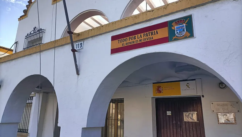 El cuartel de la Guardia Civil tuvo mucha actividad cuando el paso fronterizo era vigilado permanentemente y había que presentar el pasaporte. El cuartel de la Guardia Civil tuvo mucha actividad cuando el paso fronterizo era vigilado permanentemente y había que presentar el pasaporte.