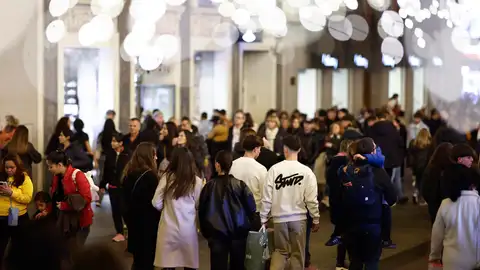 Imagen de archivo de varias personas paseando por la calle. Imagen de archivo de varias personas paseando por la calle.