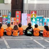 El CEIP l'Ermita ompli de 'Contes de Colors' el 'Casc Antic' viler.