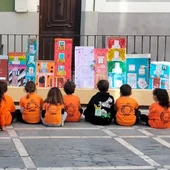 El CEIP l'Ermita ompli de 'Contes de Colors' el 'Casc Antic' viler. El CEIP l'Ermita ompli de 'Contes de Colors' el 'Casc Antic' viler.
