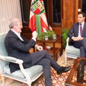 Fernado Clavijo, Presidente del Gobierno de Canarias e Imanol Pradales, Lehendakari vasco