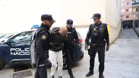 George Virgiliu Teianu, el hombre detenido como presunto autor del asesinato a puñaladas de su pareja en el Coll d'en Rabassa (Palma) George Virgiliu Teianu, el hombre detenido como presunto autor del asesinato a puñaladas de su pareja en el Coll d'en Rabassa (Palma)