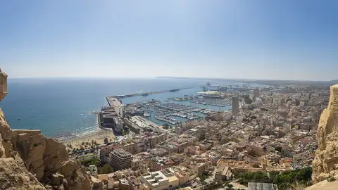 Vista parcial de Alicante desde el castillo de Santa Bárbara Vista parcial de Alicante desde el castillo de Santa Bárbara