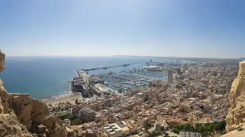 Vista parcial de Alicante desde el castillo de Santa Bárbara Vista parcial de Alicante desde el castillo de Santa Bárbara