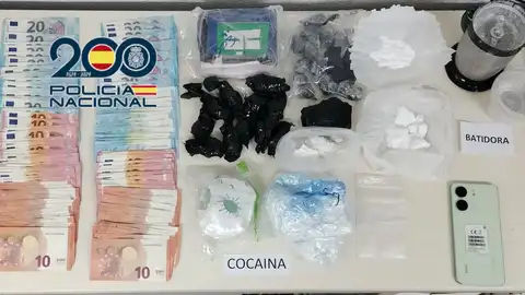Dinero, cocaína y otros efectos intervenidos Dinero, cocaína y otros efectos intervenidos