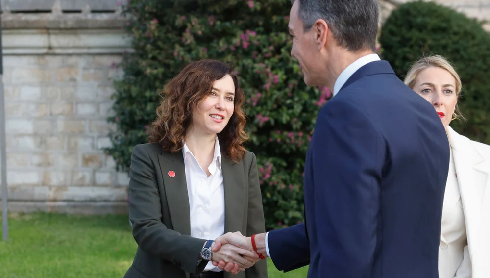 Isabel Díaz Ayuso saluda a Pedro Sánchez en la conferencia de presidentes en Santander/ EFE/Javier Etxezarreta Isabel Díaz Ayuso saluda a Pedro Sánchez en la conferencia de presidentes en Santander/ EFE/Javier Etxezarreta