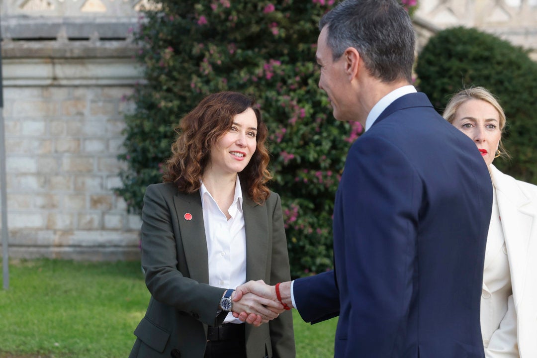 Sánchez y Ayuso protagonizan un gélido saludo obligados por el protocolo Sánchez y Ayuso protagonizan un gélido saludo obligados por el protocolo