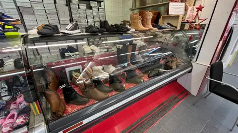 Parada del Mercado Municipal de Benetússer reconvertida temporalmente en zapatería tras la DANA Parada del Mercado Municipal de Benetússer reconvertida temporalmente en zapatería tras la DANA