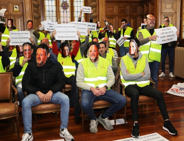 Más de medio centenar de policías locales irrumpen a modo de protesta en el Pleno del Ayuntamiento de Palencia Más de medio centenar de policías locales irrumpen a modo de protesta en el Pleno del Ayuntamiento de Palencia