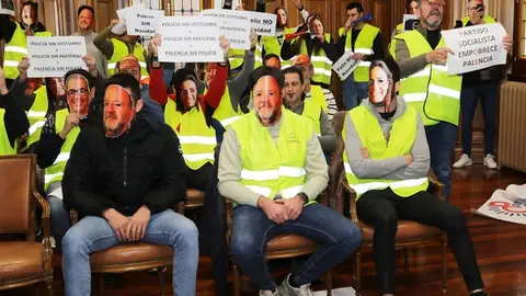 Más de medio centenar de policías locales irrumpen a modo de protesta en el Pleno del Ayuntamiento de Palencia .