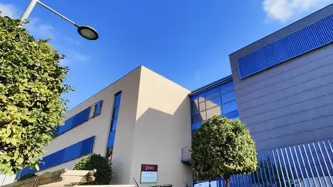 Fachada del IES María Carbonell de Benetússer, a 13 de diciembre de 2024. Fachada del IES María Carbonell de Benetússer, a 13 de diciembre de 2024.