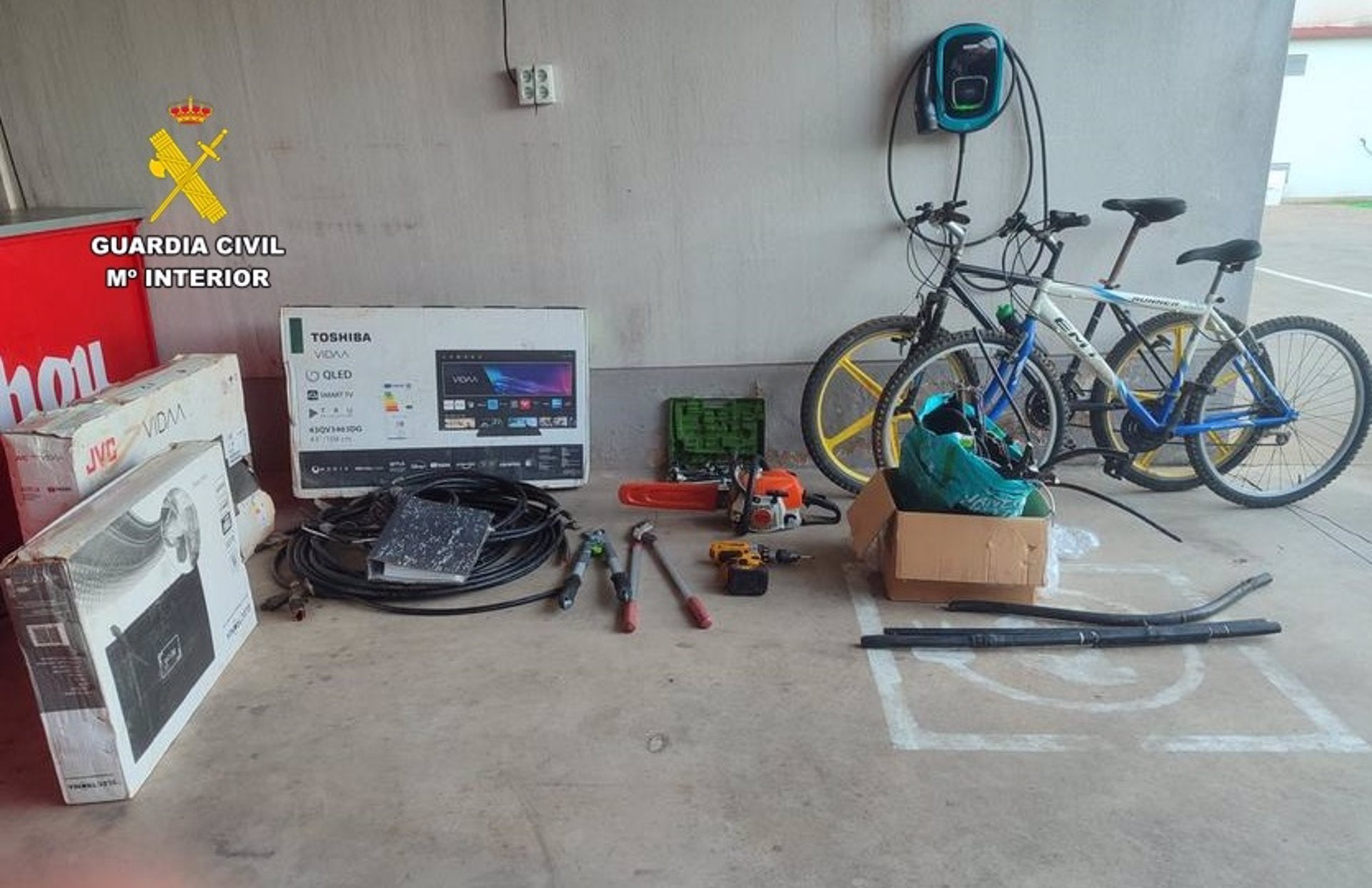 Detenidas dos personas por el robo de más de una treintena de televisores en una empresa de Lobón Detenidas dos personas por el robo de más de una treintena de televisores en una empresa de Lobón
