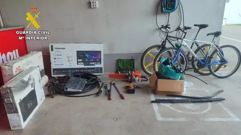 Detenidas dos personas por el robo de más de una treintena de televisores en una empresa de Lobón Detenidas dos personas por el robo de más de una treintena de televisores en una empresa de Lobón