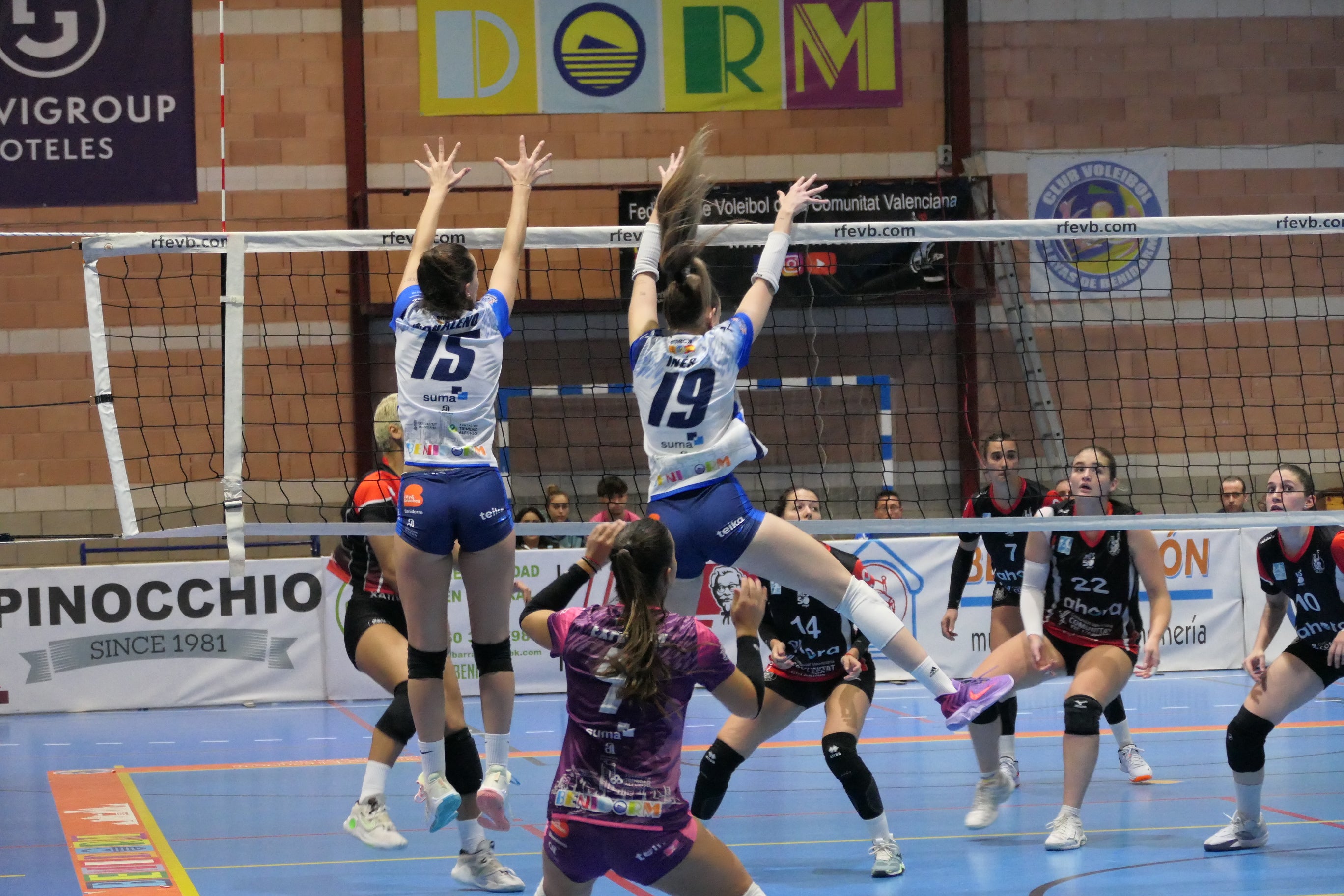 Los equipos del Servigroup Playas de Benidorm voley pista cierran el año en el pabellón Raúl Mesa ante su afición Los equipos del Servigroup Playas de Benidorm voley pista cierran el año en el pabellón Raúl Mesa ante su afición