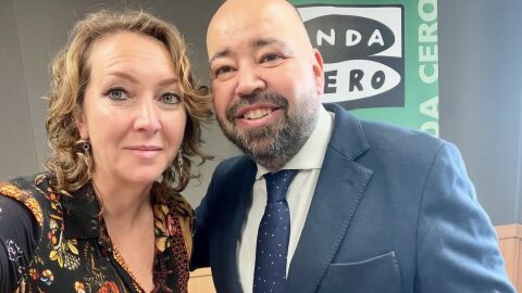 El abogado Juli&aacute;n Timoner junto a Elka Dimitrova en Onda Cero Mallorca