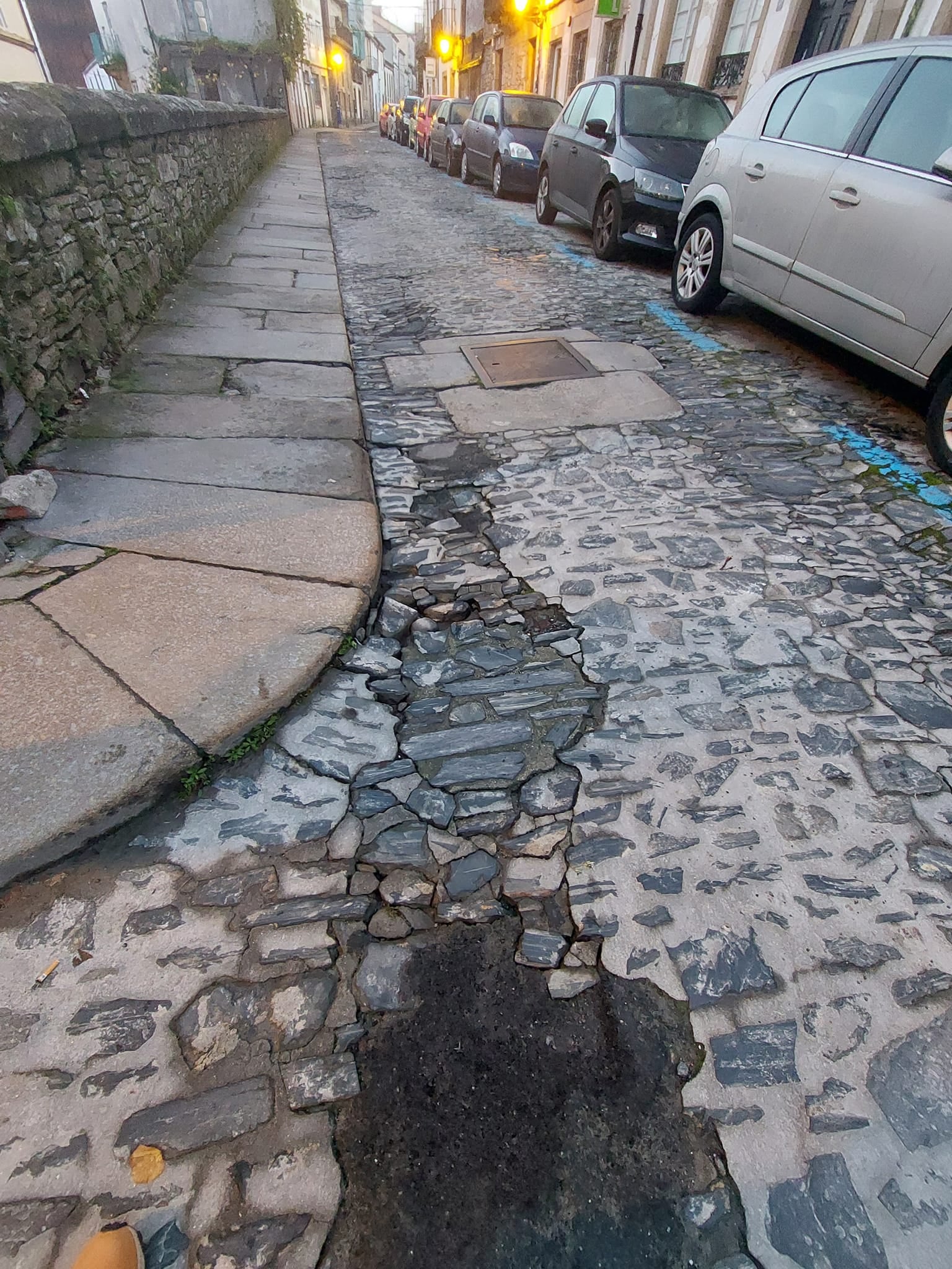 Vecinos del casco histórico demandan actuar en la rúa Loureiros que "está literalmente deshecha" y "tiene problemas muy graves" Vecinos del casco histórico demandan actuar en la rúa Loureiros que "está literalmente deshecha" y "tiene problemas muy graves"
