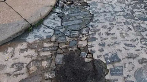 Vecinos del casco histórico demandan actuar en la rúa Loureiros que "está literalmente deshecha" y "tiene problemas muy graves" Vecinos del casco histórico demandan actuar en la rúa Loureiros que "está literalmente deshecha" y "tiene problemas muy graves"