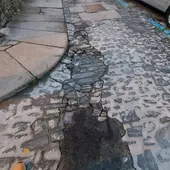 Vecinos del casco histórico demandan actuar en la rúa Loureiros que "está literalmente deshecha" y "tiene problemas muy graves" Vecinos del casco histórico demandan actuar en la rúa Loureiros que "está literalmente deshecha" y "tiene problemas muy graves"