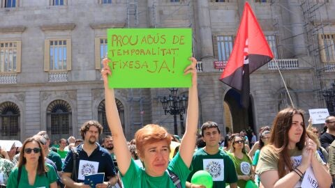 Una dona en peu de guerra per reclamar l'estabilitzaci&oacute; dels treballadors interins