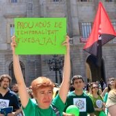 Una dona en peu de guerra per reclamar l'estabilització dels treballadors interins